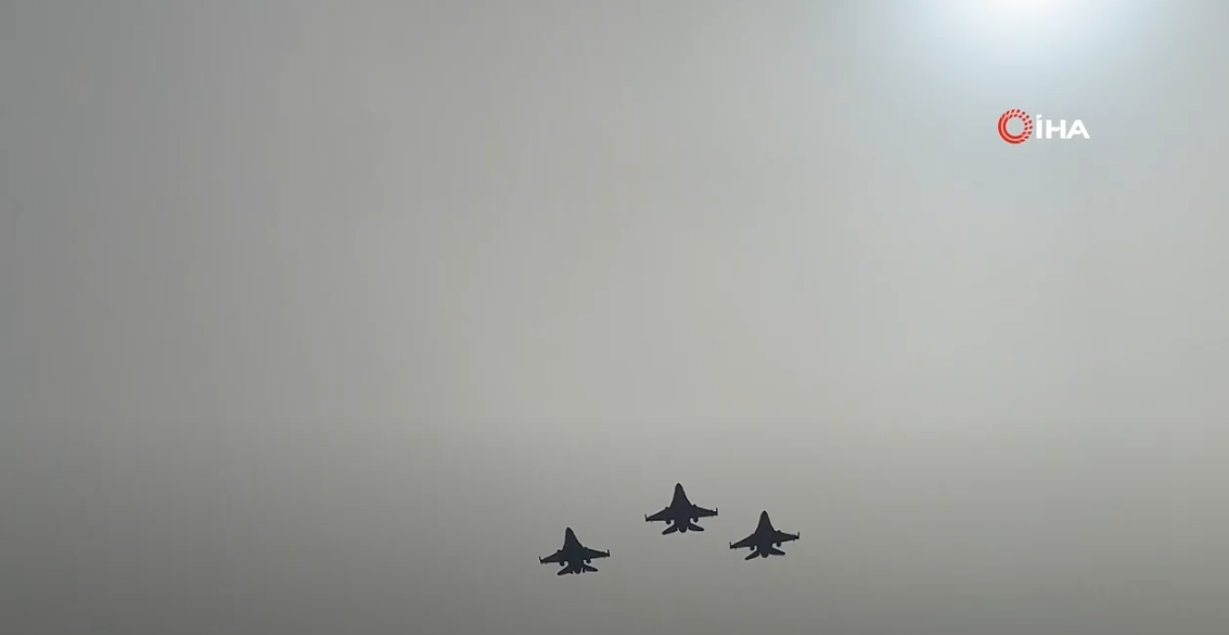 SEMALARDA TÜRK HAVA KUVVETLERİ'NİN F 16'LARI GEÇTİ